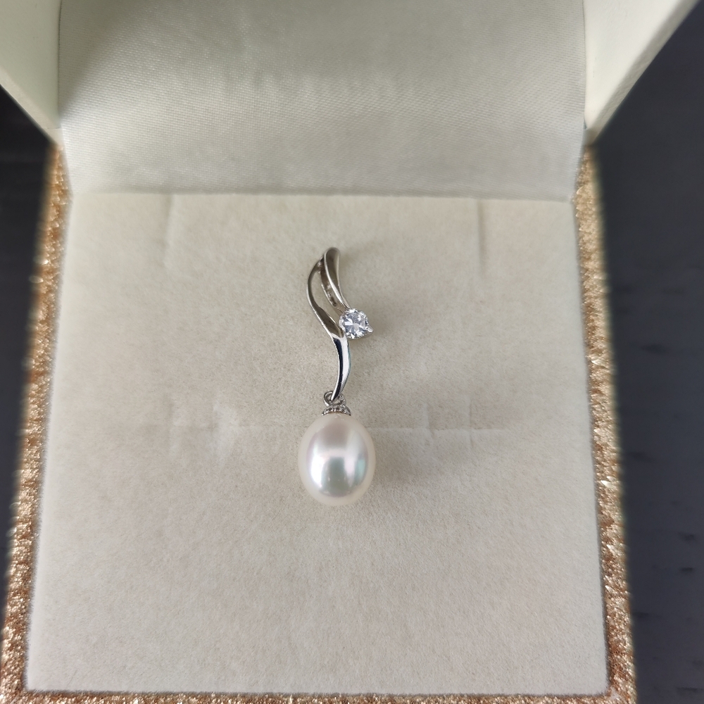 Oval Shaped Freshwater Pearl Pendant With Gift Box No Necklace Included